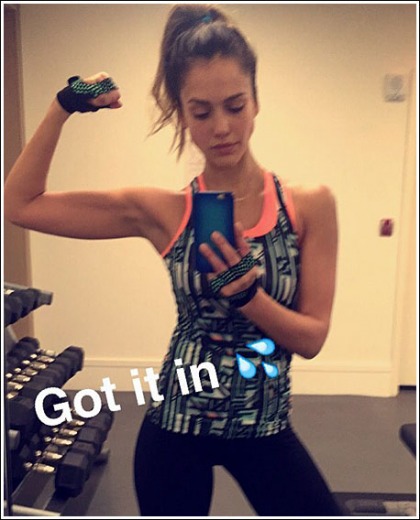 Jessica Alba Flexes Her Ultra Fit Hotness Jessica Alba Flexes Her Ultra Fit Hotness