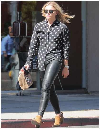 Chloe Grace Moretz Gets Leggy And Curvy In Skin-Tight Leather Pants Chloe Grace Moretz Gets Leggy And Curvy In Skin-Tight Leather Pants