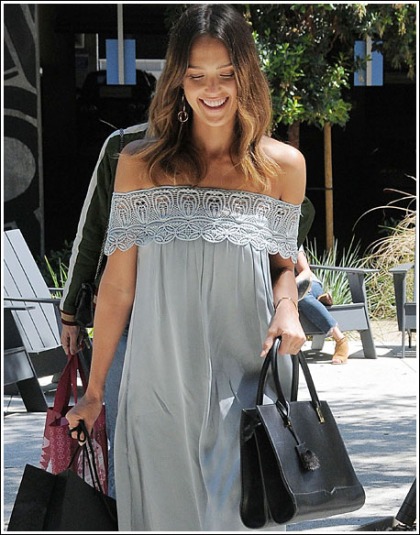 Jessica Alba Shows Off Her Sexy Shoulders Jessica Alba Shows Off Her Sexy Shoulders