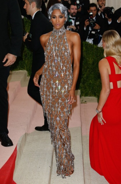 Ciara, with silver hair in H&M at the Met Gala: impressive or weird?