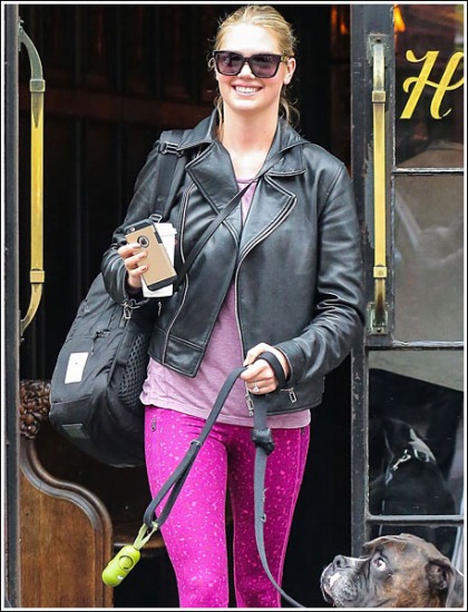 Kate Upton Gets Leggy In Skin-Tight Leggings Kate Upton Gets Leggy In Skin-Tight Leggings