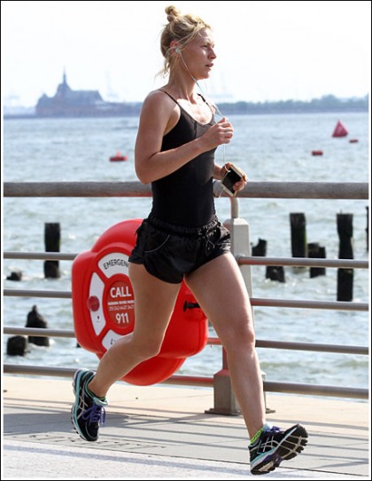 Claire Danes Goes On An Impressive Jog In Shorty Shorts Claire Danes Goes On An Impressive Jog In Shorty Shorts