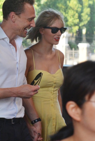 Taylor Swift Looks Flawless with her boyfriend Tom Hiddleston in Rome