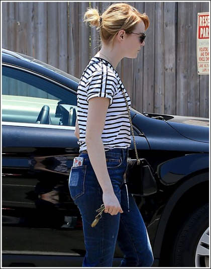 Emma Stone's Booty In Tight Jeans Is A Smartphone's Worst Enemy Emma Stone's Booty In Tight Jeans Is A Smartphone's Worst Enemy
