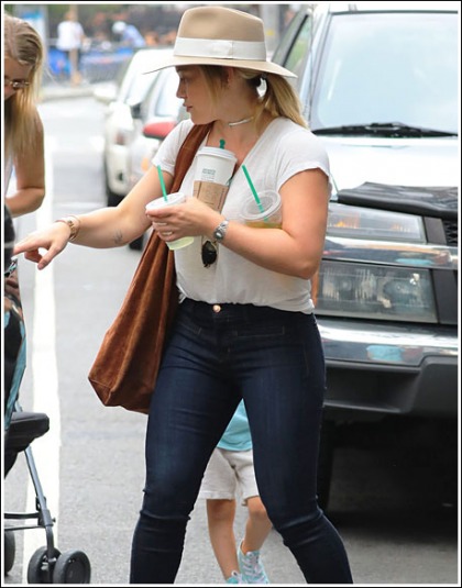 Hilary Duff Multitasking In A Pair Of Skin-Tight Jeans Hilary Duff Multitasking In A Pair Of Skin-Tight Jeans