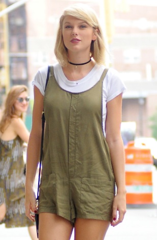 Taylor Swift Two Outfits while Steps Out in New York