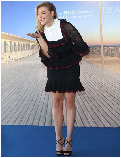 Chloe Grace Moretz Blows Kisses, Makes Dorky Faces, And Puts On A Sexy Leg Show Chloe Grace Moretz Blows Kisses, Makes Dorky Faces, And Puts On A Sexy Leg Show