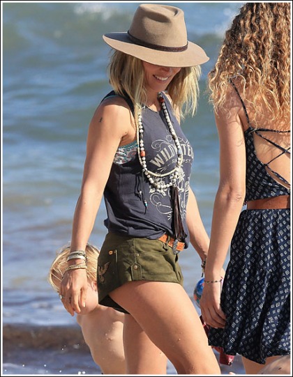 Elsa Pataky Gets Leggy And Bootylicious In Shorty Shorts Elsa Pataky Gets Leggy And Bootylicious In Shorty Shorts