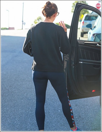 Jennifer Garner Gets Bootylicious And Leggy In Ultra Tight Leggings Jennifer Garner Gets Bootylicious And Leggy In Ultra Tight Leggings