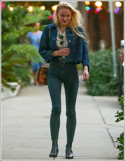 Sophie Turner Struts Her Insanely Sexy Legs And Curves In Skin-Tight Jeans! Sophie Turner Struts Her Insanely Sexy Legs And Curves In Skin-Tight Jeans!