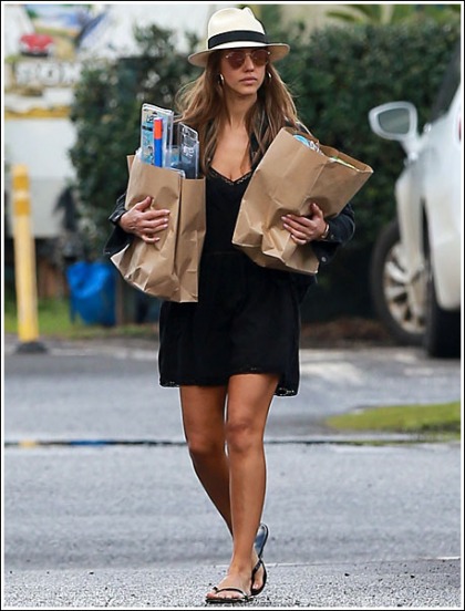 Jessica Alba Drops Some Cleavage And Leg Action In Hawaii Jessica Alba Drops Some Cleavage And Leg Action In Hawaii