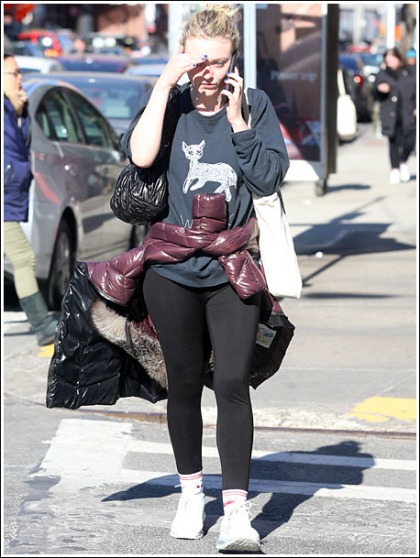 Dakota Fanning Gets Leggy And Curvy In Skin-Tight Leggings Dakota Fanning Gets Leggy And Curvy In Skin-Tight Leggings