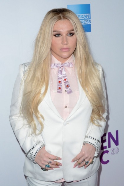 Kesha's producer Dr. Luke complains about her weight & diet in leaked emails (update)