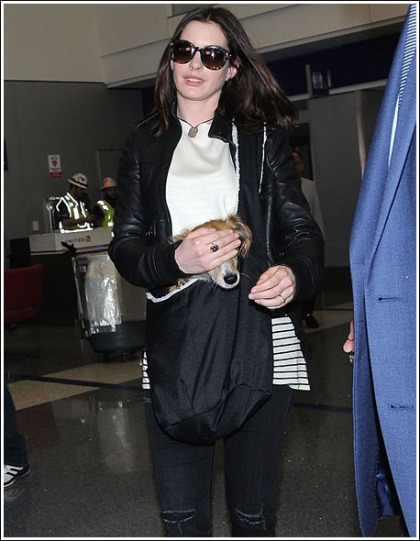 Anne Hathaway Shows Off Her Casual Hotness Anne Hathaway Shows Off Her Casual Hotness