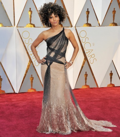 Halle Berry in Versace & a giant wig (??) at the Oscars: amazing or tragic?