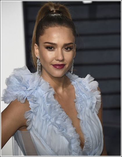 Jessica Alba Flashes Her Sexy Cleavage And Killer Legs Jessica Alba Flashes Her Sexy Cleavage And Killer Legs