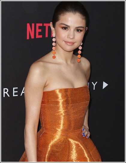 Selena Gomez Drops Some Plentiful Cleavage Action! Selena Gomez Drops Some Plentiful Cleavage Action!