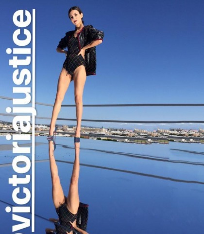 Victoria Justice's Leg Snap Show