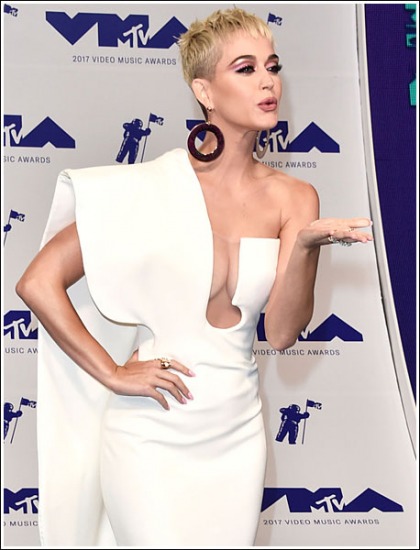 Katy Perry Unleashes Her Ginormous Cleavage At The 2017 MTV Video Music Awards! Katy Perry Unleashes Her Ginormous Cleavage At The 2017 MTV Video Music Awards!