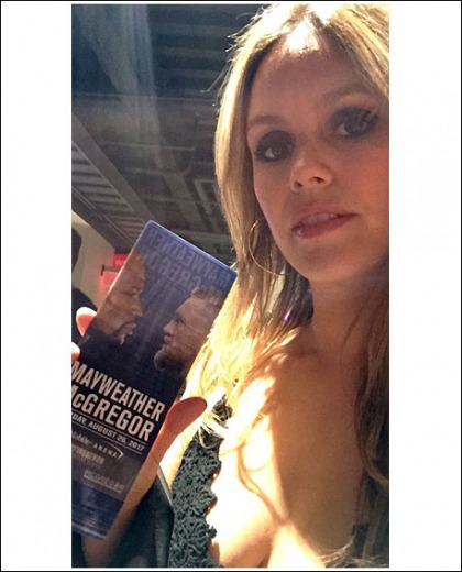 Rachel Bilson Got Cleavagy For The Floyd Mayweather Conor McGregor Fight Rachel Bilson Got Cleavagy For The Floyd Mayweather Conor McGregor Fight