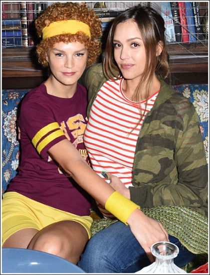 Pregnant Jessica Alba As A Super Busty Juno For Halloween Pregnant Jessica Alba As A Super Busty Juno For Halloween