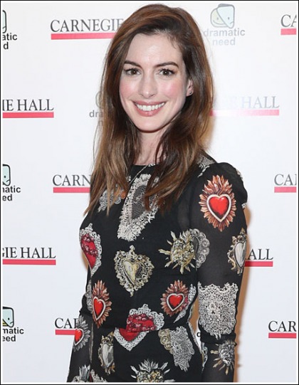 Anne Hathaway Returns With A Stunning And Busty Show Anne Hathaway Returns With A Stunning And Busty Show