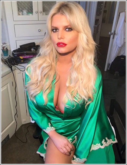 Jessica Simpson's Flashes Her Ginormous Super Cleavage Jessica Simpson's Flashes Her Ginormous Super Cleavage