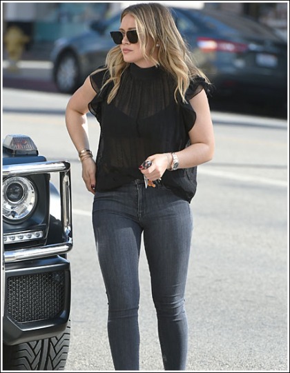 Hilary Duff Busting Out Her Legs And Thighs And Curves In Skin-Tight Jeans Hilary Duff Busting Out Her Legs And Thighs And Curves In Skin-Tight Jeans
