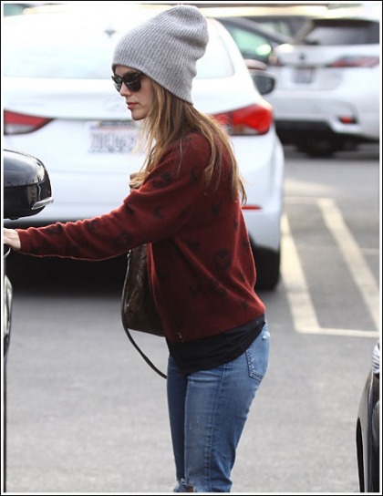 Rachel Bilson Busts Out Her Cute Booty Curves In Tight Jeans Rachel Bilson Busts Out Her Cute Booty Curves In Tight Jeans