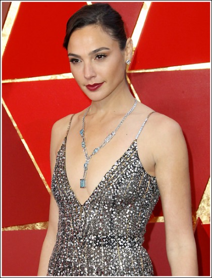 Gal Gadot Drops Some Seriously Sexy Braless Cleavage Action At The 2018 Oscars Gal Gadot Drops Some Seriously Sexy Braless Cleavage Action At The 2018 Oscars