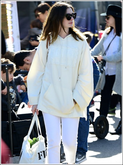 Anne Hathaway Looking All Kinds Of Stunning And Leggy In Tight Jeans Anne Hathaway Looking All Kinds Of Stunning And Leggy In Tight Jeans
