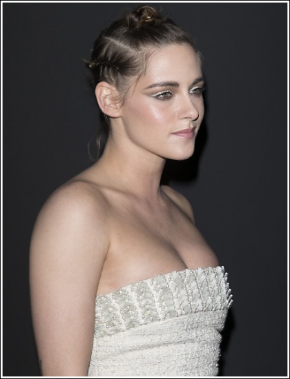 Kristen Stewart Flashes Her Sexy Braless Cleavage! Kristen Stewart Flashes Her Sexy Braless Cleavage!