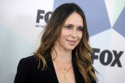 Jennifer Love Hewitt apologizes for 'looking like a hot mess on the red carpet'