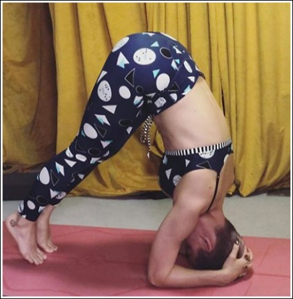 Katy Perry Gives Us A Bootylicious Yoga Pose In Skin-Tight Leggings Katy Perry Gives Us A Bootylicious Yoga Pose In Skin-Tight Leggings