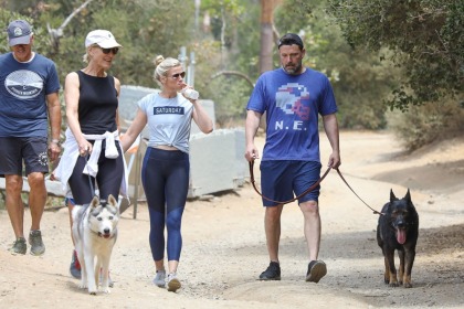 Ben Affleck & Lindsay Shookus had a date night with her parents, went hiking