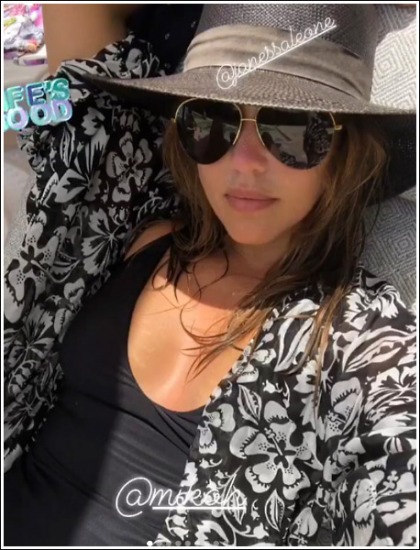 Jessica Alba Flashes Her Sexy Bikini Cleavage Jessica Alba Flashes Her Sexy Bikini Cleavage