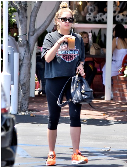 Ashley Benson Leggy And Curvalicious In Skin-Tight Leggings Ashley Benson Leggy And Curvalicious In Skin-Tight Leggings