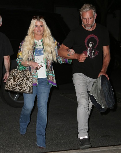 Jessica Simpson's NYC street style involves '90s jeans, giant purses & leopard print