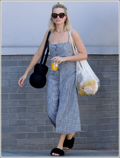 Margot Robbie Looking Like A Doll And Cleavagy Margot Robbie Looking Like A Doll And Cleavagy