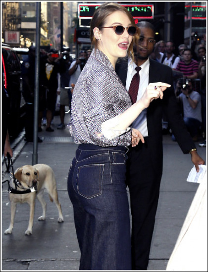 Emma Stone Shows Off Her New Bootylicious Booty In Tight Jeans! Emma Stone Shows Off Her New Bootylicious Booty In Tight Jeans!