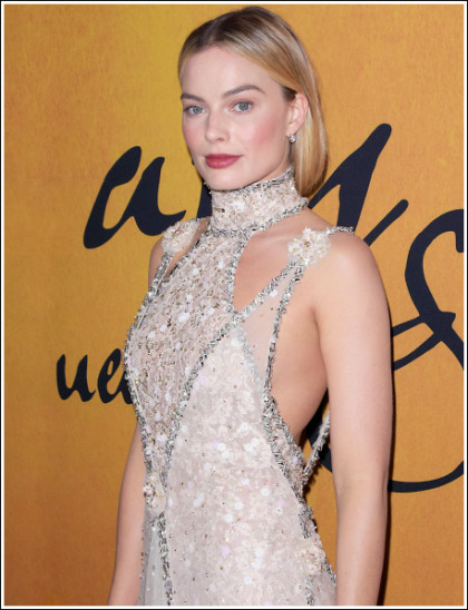 Margot Robbie Drops Some Seriously Sexy Braless Bosom Action' WOW! Margot Robbie Drops Some Seriously Sexy Braless Bosom Action' WOW!