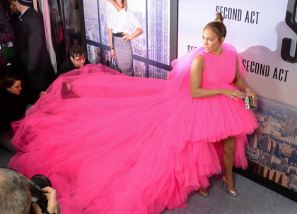 Jennifer Lopez's Giambattista Valli look was too big & too dramatic for the red carpet