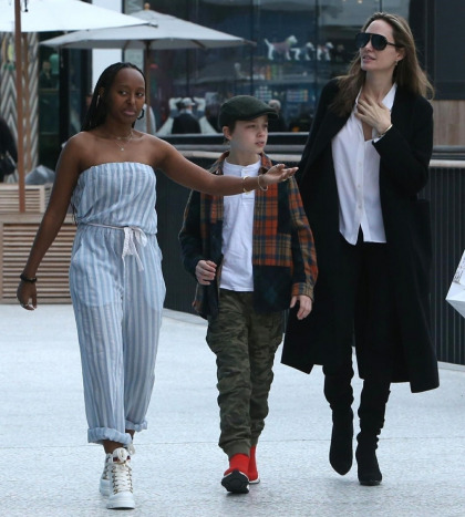 Angelina Jolie still shops at malls all the time & she even brings her kids