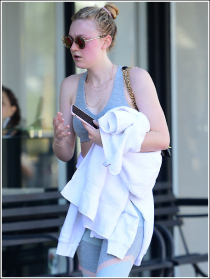Dakota Fanning Busty And Cleavagy In A Sports Bra Dakota Fanning Busty And Cleavagy In A Sports Bra