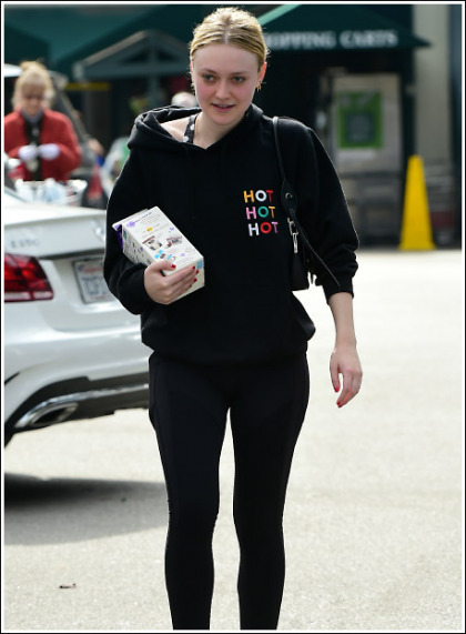 Dakota Fanning Leggy And Curvy In Skin-Tight Leggings Dakota Fanning Leggy And Curvy In Skin-Tight Leggings