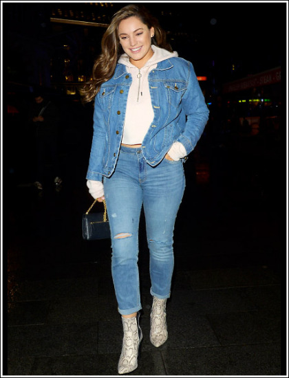 Kelly Brook Curvalicious And Leggy In Skin-Tight Jeans Kelly Brook Curvalicious And Leggy In Skin-Tight Jeans