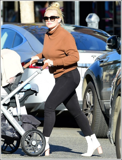 Hilary Duff Leggy, Curvy, And Bootylicious In Skin-Tight Jeans Hilary Duff Leggy, Curvy, And Bootylicious In Skin-Tight Jeans