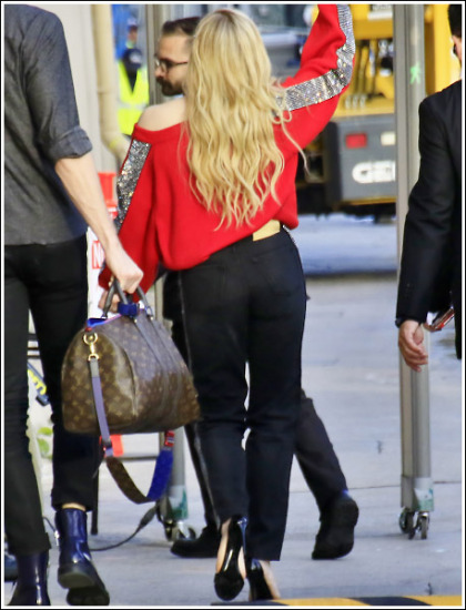 Chloe Grace Moretz Gets Bootylicious In Tight Jeans! Chloe Grace Moretz Gets Bootylicious In Tight Jeans!