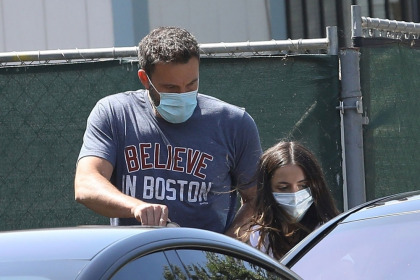 Ben Affleck and Ana de Armas did a coffee run, didn't play it up for the paps for once