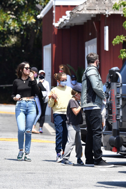 Ben Affleck & Ana de Armas went to lunch with his kids, they wore masks, she didn't